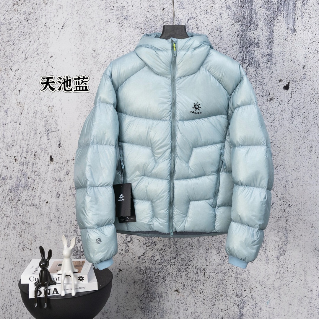 NO:597795,Price adjustment Top quality KAILAS 5000GT windproof, warm and water-repellent, lightweight and easy to pack, high-altitude hiking and mountaineering sports outdoor hooded down jacket, same style for men and women, 1000 fill power!  National standard 90 velvet supports testing!  Detachable but not 90 velvet included!  !  !  Integrated three-dimensional adjustable hood is lightweight and convenient. The drawstring at the hem can be quickly adjusted. Convenient self-storage inner zipper pocket provides storage function and rebounds in seconds. Fabric ZERO-Gravity. Ultra-lightweight technology. Only one-third of the thickness of A4 paper. Translucent and non-drilling. Uniform down filling and strong temperature locking. Lightweight and flexible. The most popular down jacket in 25 years, GT5000, is shipped!  The high-fill down jacket popular among countless outdoor people has been released!  High-density waterproof fabric, good windproof and warm keeping effect!  Hooded design, windproof and rainproof, zipper pockets on both sides are practical and convenient. All zippers are YKK coded, fine workmanship. Three standards are complete and matched, the quality is the same and the details are consistent. Color: black, dark spring green, lime green, rosy orange, blue moon, chestnut brown, Tianchi blue, size S-XXL,,down jacket,hats,alexander wang19860909调价 顶级品质  凯乐石KAILAS 5000GT 防风保暖拒水轻量易收纳高海拔徒步登山运动户外连帽羽绒服 男女同款 1000蓬松度！国标90绒支持检测！可拆不是90绒包赔！！！ 一体式立体调节风帽 轻量便捷 下摆抽绳可快速调节 便捷自收纳内侧拉链口袋提供收纳功能,打开秒回弹 布料ZERO-Gravity 超轻量科技仅三分之一A4纸厚度 透光不钻绒 充绒均匀强效锁温 轻盈灵活 25年最火羽绒服GT5000 出货！ 受无数户外人追捧的高蓬松度羽绒服重磅出货！高密度防水面料,防风保暖效果好！ 连帽设计,防风防雨,两侧拉链口袋实用方便 拉链全都是YKK带编码的,做工精细 三标齐全对标对版的,品质一样细节一致 颜色黑色 暗泉绿 青柠绿 霞炽橙 苍月蓝 栗色棕 天池蓝 尺码S-XXL,,down jacket,hats,alexander wang,Men's clothing