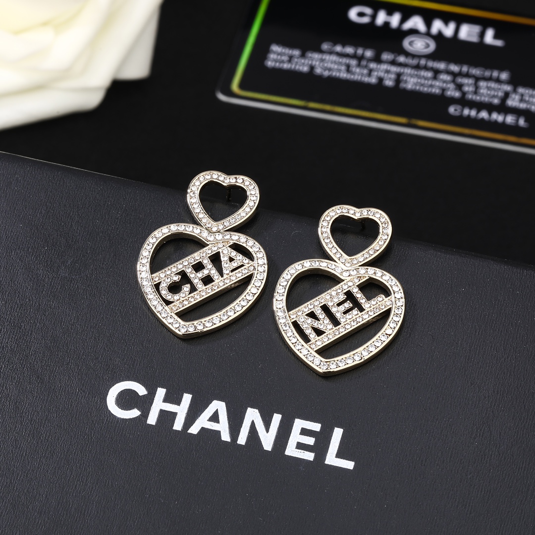  小香 Chanel 新款爱心💗耳环  专柜同步上新 双C耳钉 精工打造原版一致黄铜材质