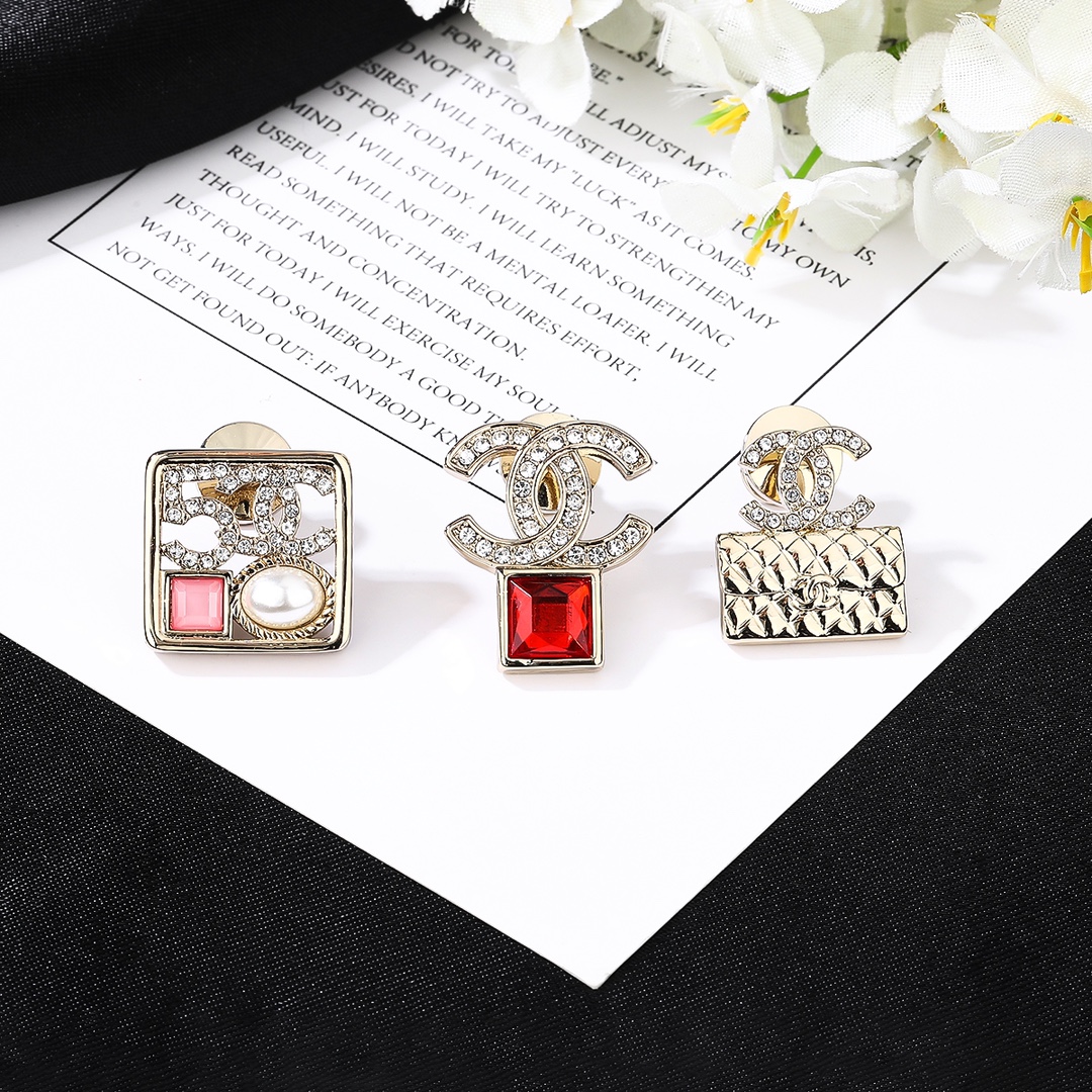 香奈儿三件套Chanel秋冬系列5号珍珠钻石双C胸针别有心机设计的一款超级完美时髦元素添加