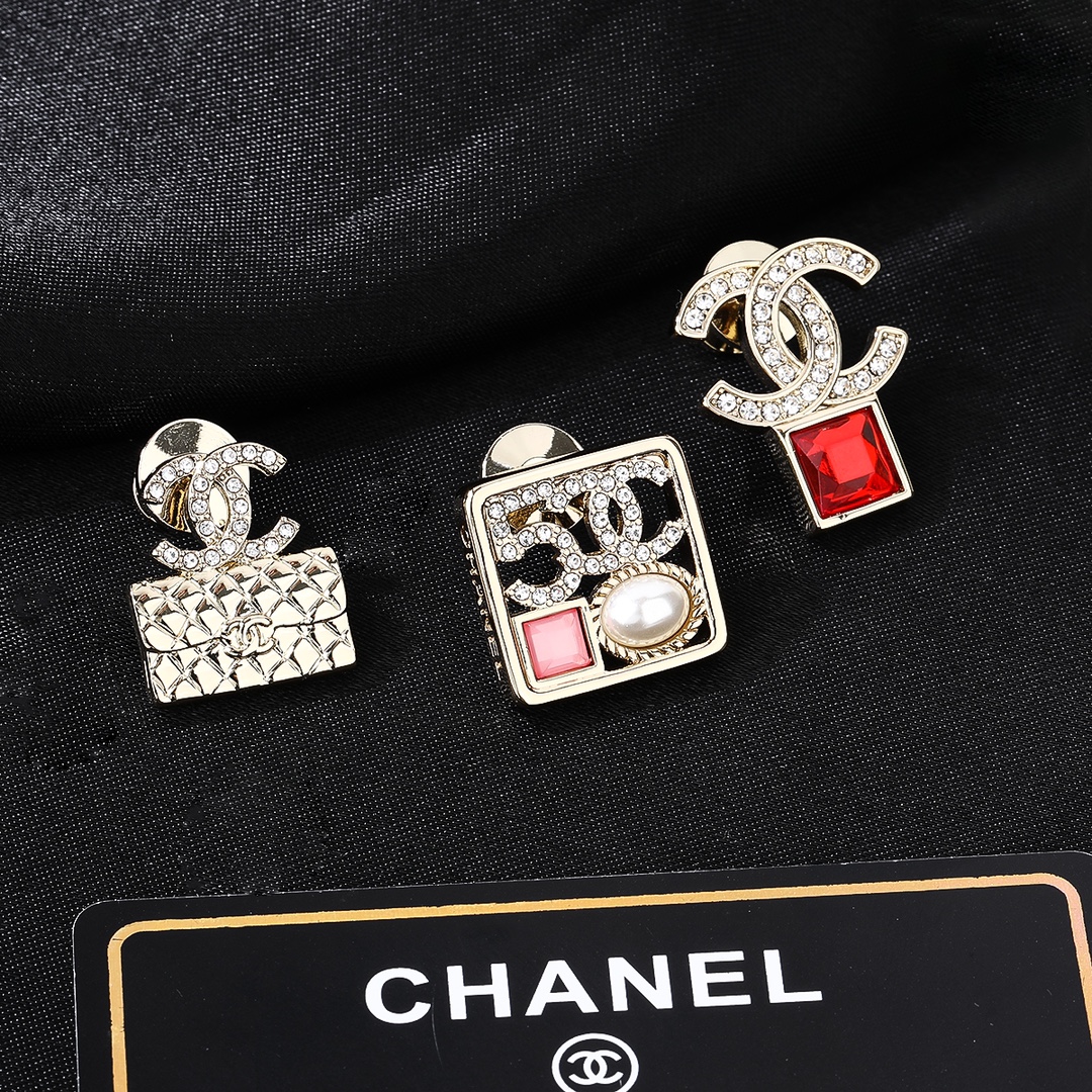 香奈儿三件套Chanel秋冬系列5号珍珠钻石双C胸针别有心机设计的一款超级完美时髦元素添加
