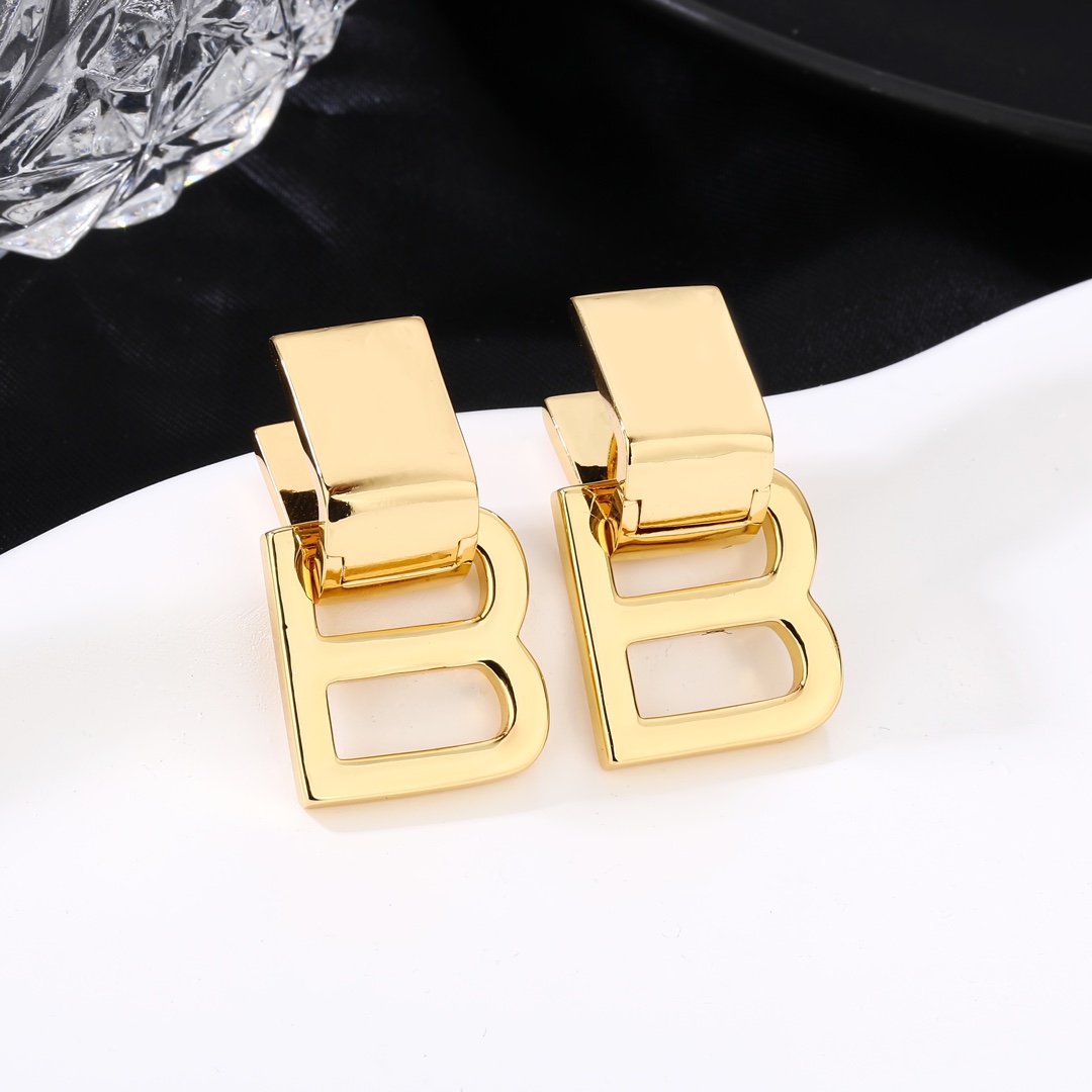 “Paris House Balenciaga Original Metal Earrings: Unique Design for Women, Brass Material, Nailed Cabinets” - 图片 5