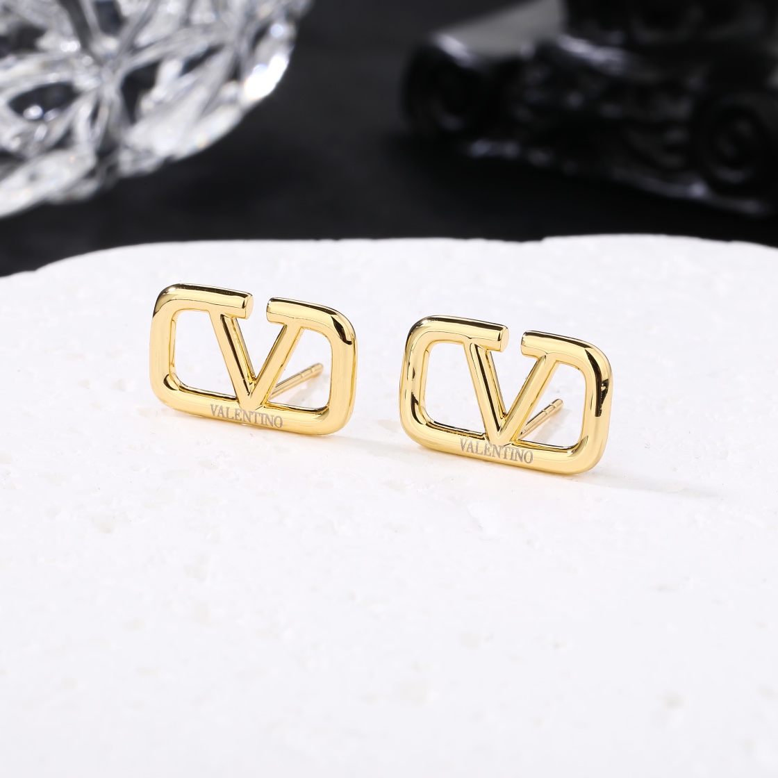 #140, VALENTINO VALENTINO, THE NEW EARRING, THE FINE LITTLE EARRINGS, THE SUPERMASSIVE SUPERS ARE PERFECT FOR EVERYDAY WEAR - 图片 1