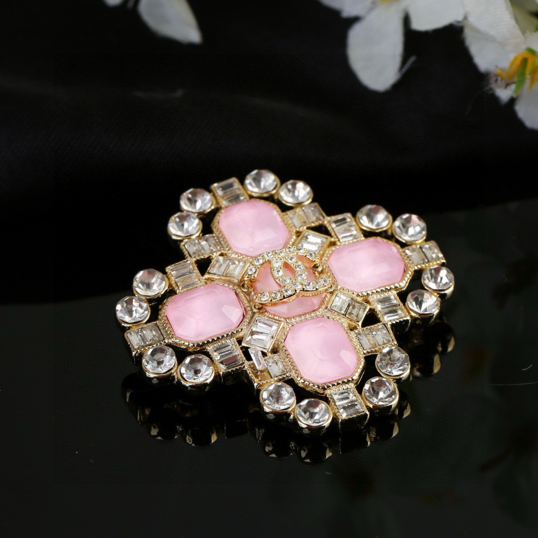 Chanel 小香Chanel新款粉钻胸针 每一个细节做工非常精细 这款设计非常美轮美奂 这款真的 美 仙 小姐姐