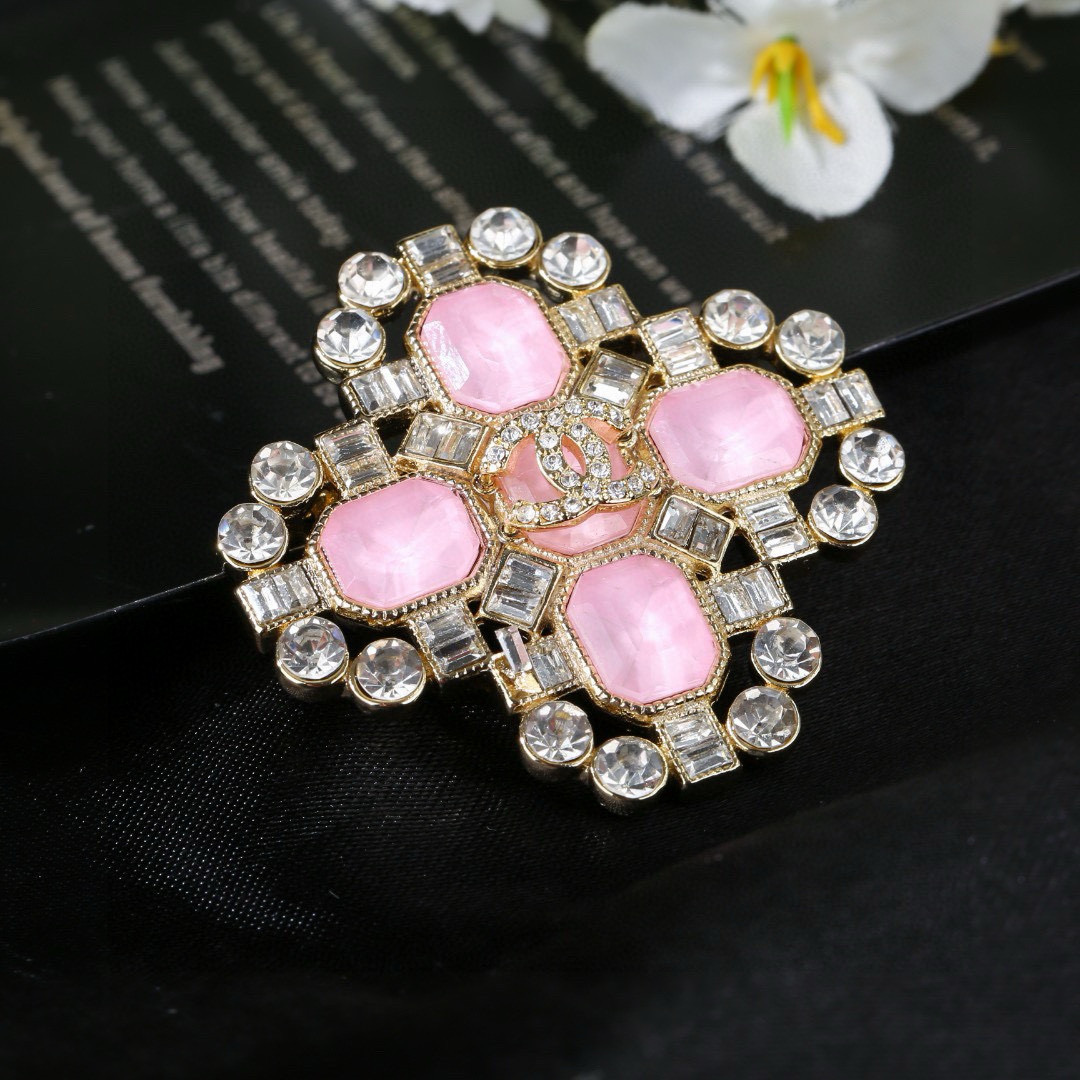 Chanel 小香Chanel新款粉钻胸针 每一个细节做工非常精细 这款设计非常美轮美奂 这款真的 美 仙 小姐姐