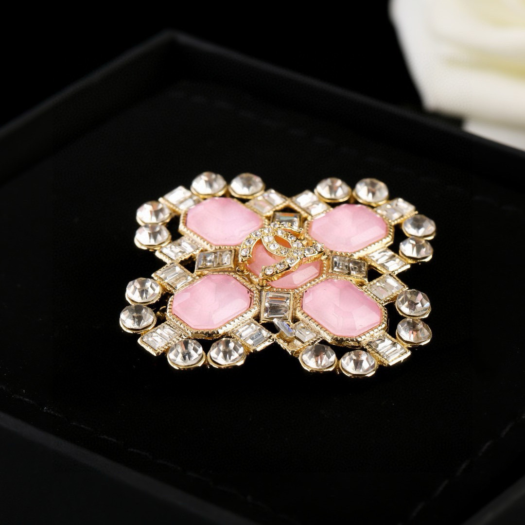 Chanel 小香Chanel新款粉钻胸针 每一个细节做工非常精细 这款设计非常美轮美奂 这款真的 美 仙 小姐姐