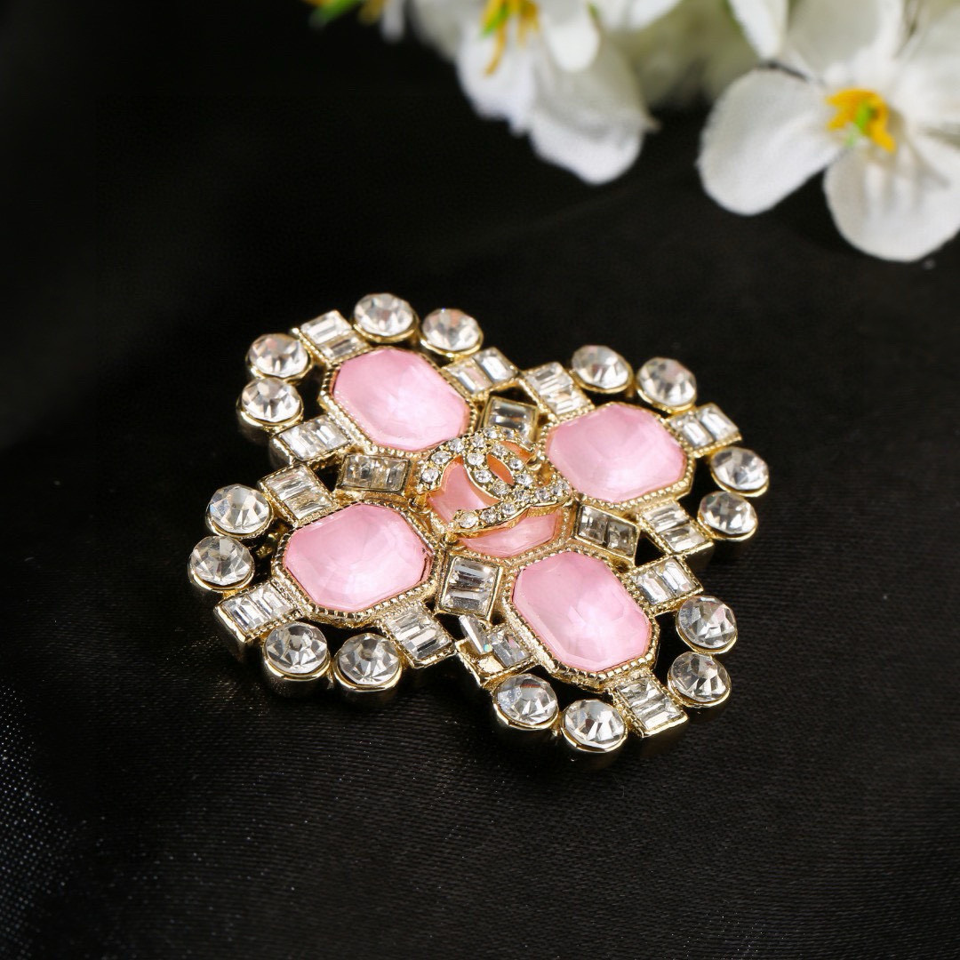 Chanel 小香Chanel新款粉钻胸针 每一个细节做工非常精细 这款设计非常美轮美奂 这款真的 美 仙 小姐姐