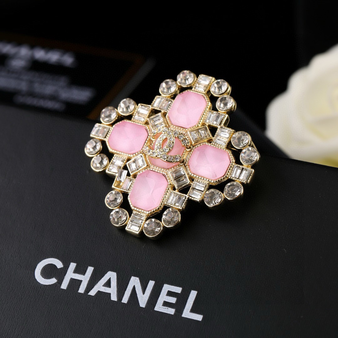 Chanel 小香Chanel新款粉钻胸针 每一个细节做工非常精细 这款设计非常美轮美奂 这款真的 美 仙 小姐姐