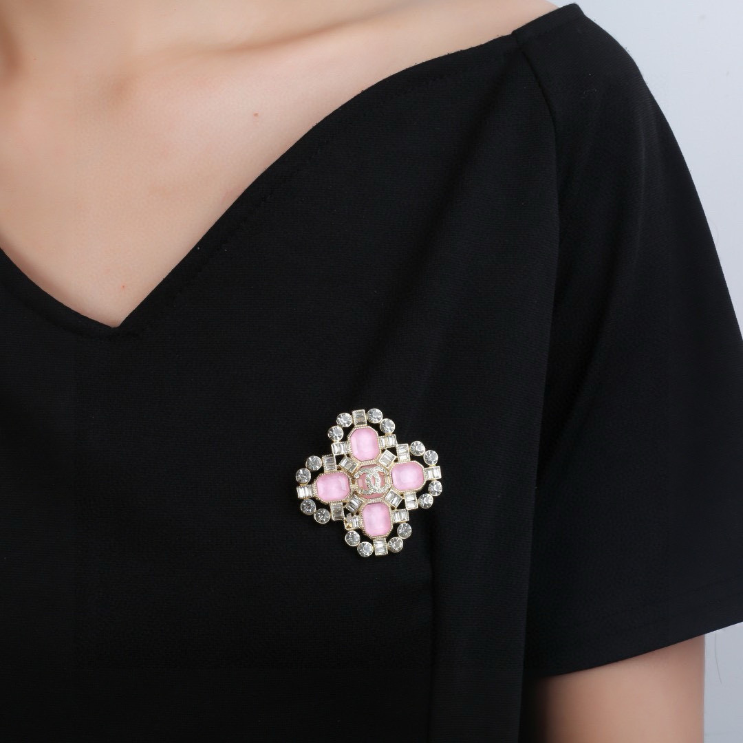 Chanel 小香Chanel新款粉钻胸针 每一个细节做工非常精细 这款设计非常美轮美奂 这款真的 美 仙 小姐姐