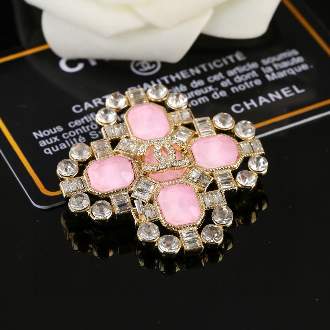 Chanel 小香Chanel新款粉钻胸针 每一个细节做工非常精细 这款设计非常美轮美奂 这款真的 美 仙 小姐姐