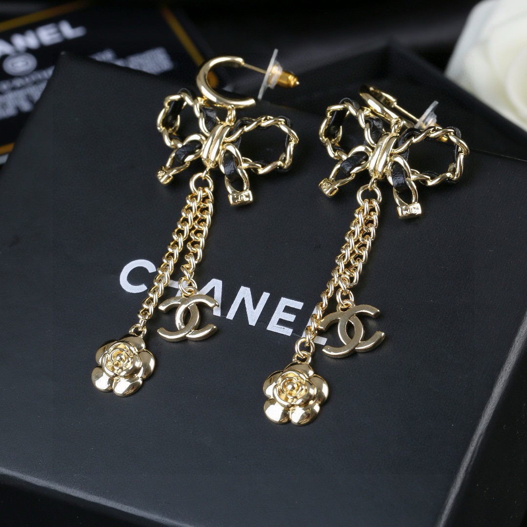 Chanel 小香新款蝴蝶结耳环 小羊皮耳环每一个细节做工非常精细 这款设计非常美轮美奂 这款真的 美 仙 小姐姐