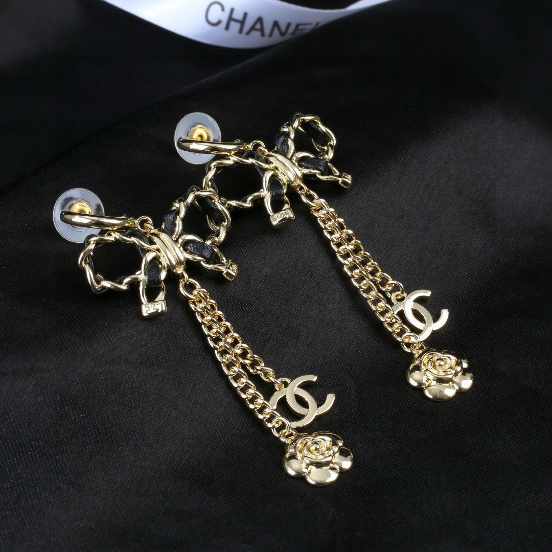 Chanel 小香新款蝴蝶结耳环 小羊皮耳环每一个细节做工非常精细 这款设计非常美轮美奂 这款真的 美 仙 小姐姐