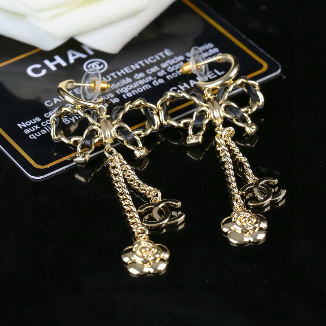 Chanel 小香新款蝴蝶结耳环 小羊皮耳环每一个细节做工非常精细 这款设计非常美轮美奂 这款真的 美 仙 小姐姐