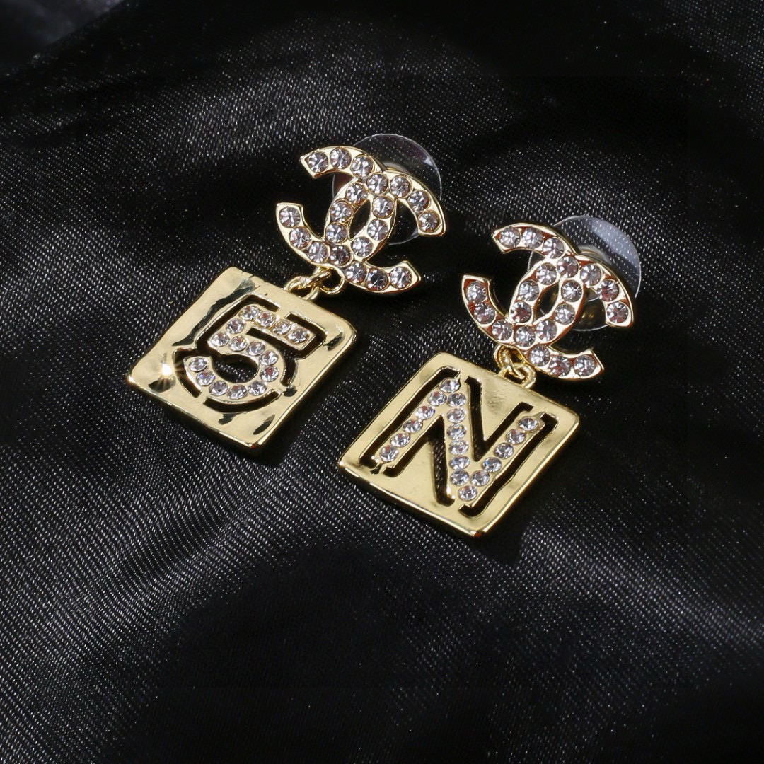 Chanel 小香Chanel新款5号耳环 每一个细节做工非常精细 这款设计非常美轮美奂 这款真的 美 仙 小姐姐