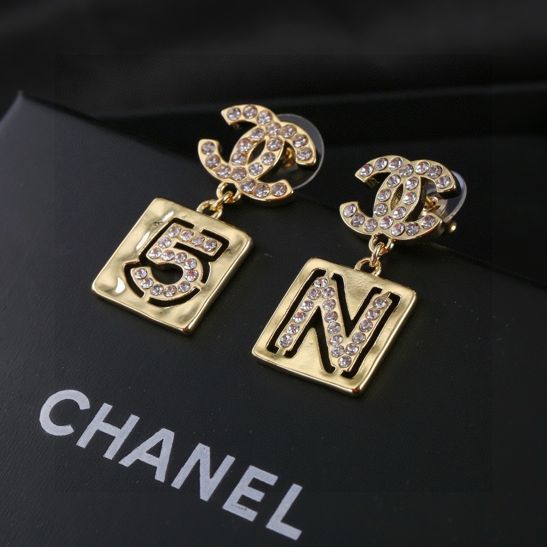 Chanel 小香Chanel新款5号耳环 每一个细节做工非常精细 这款设计非常美轮美奂 这款真的 美 仙 小姐姐