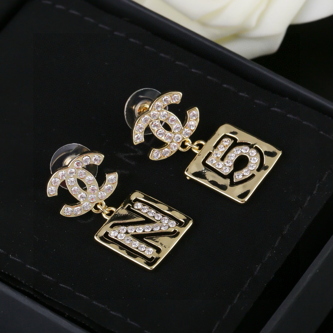 Chanel 小香Chanel新款5号耳环 每一个细节做工非常精细 这款设计非常美轮美奂 这款真的 美 仙 小姐姐