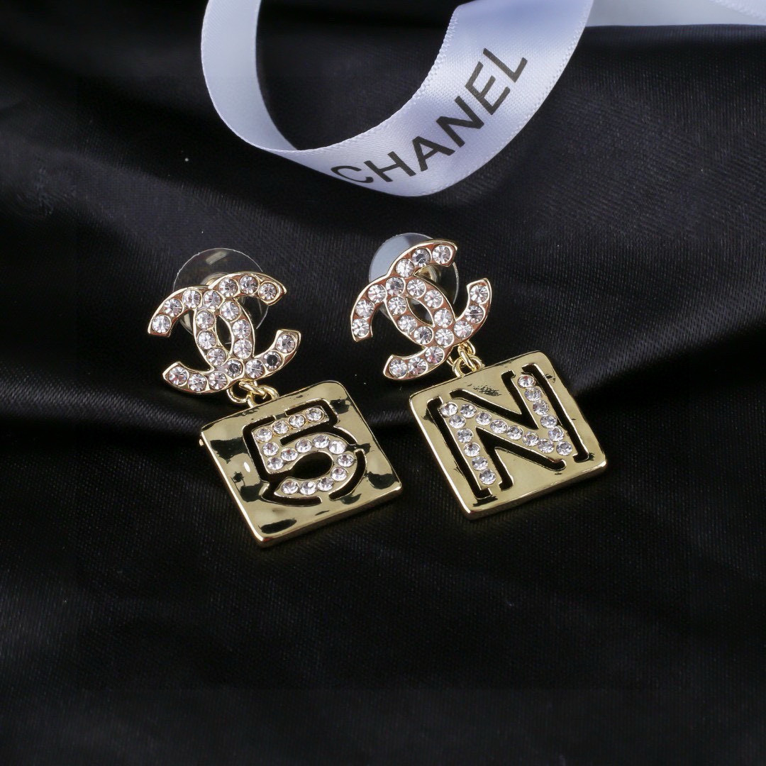 Chanel 小香Chanel新款5号耳环 每一个细节做工非常精细 这款设计非常美轮美奂 这款真的 美 仙 小姐姐