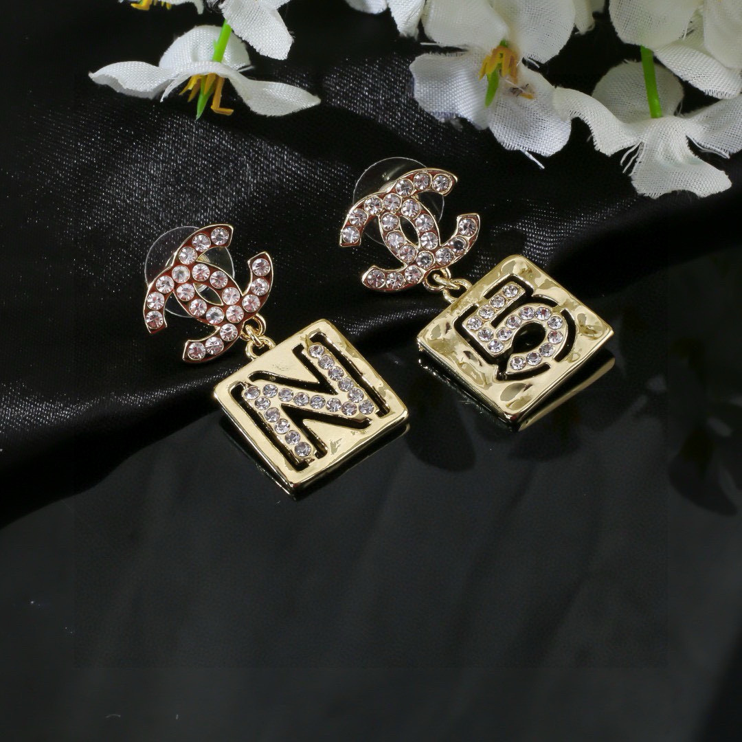 Chanel 小香Chanel新款5号耳环 每一个细节做工非常精细 这款设计非常美轮美奂 这款真的 美 仙 小姐姐