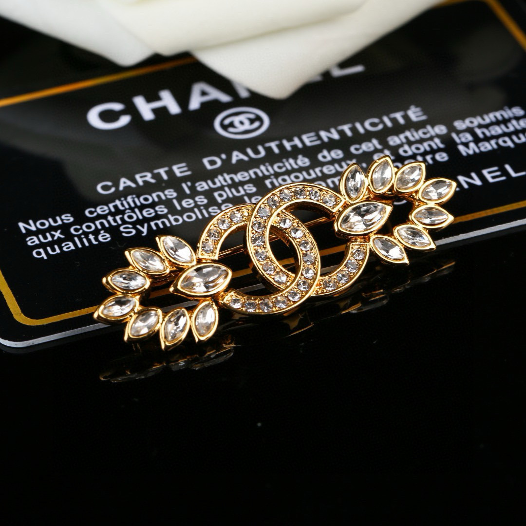 Chanel 小香 Chanel 秋冬系列 钻石 双C胸针 别有心机设计的一款 完美 元素添加