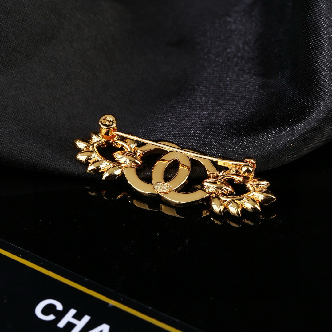Chanel 小香 Chanel 秋冬系列 钻石 双C胸针 别有心机设计的一款 完美 元素添加