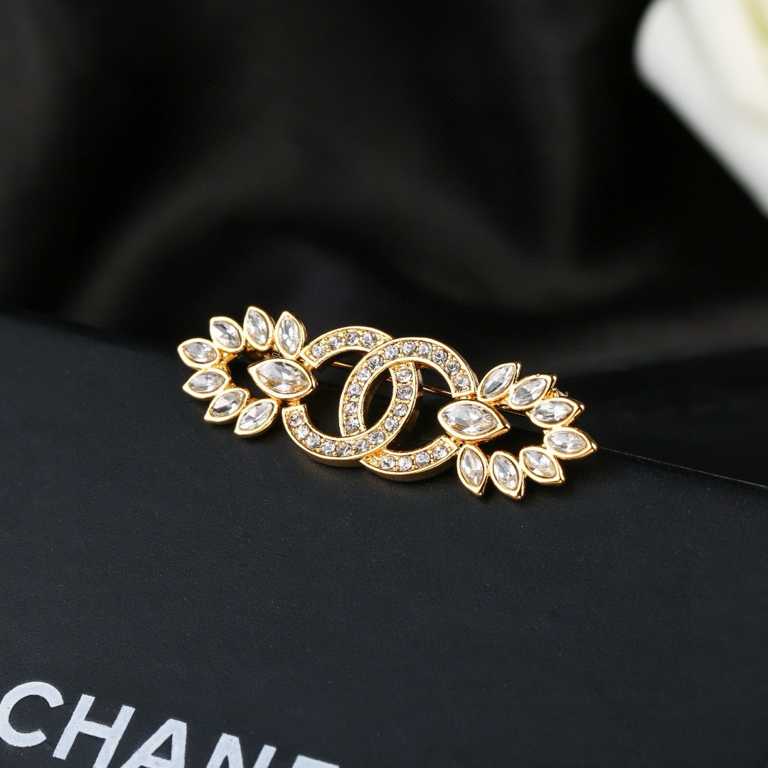 Chanel 小香 Chanel 秋冬系列 钻石 双C胸针 别有心机设计的一款 完美 元素添加