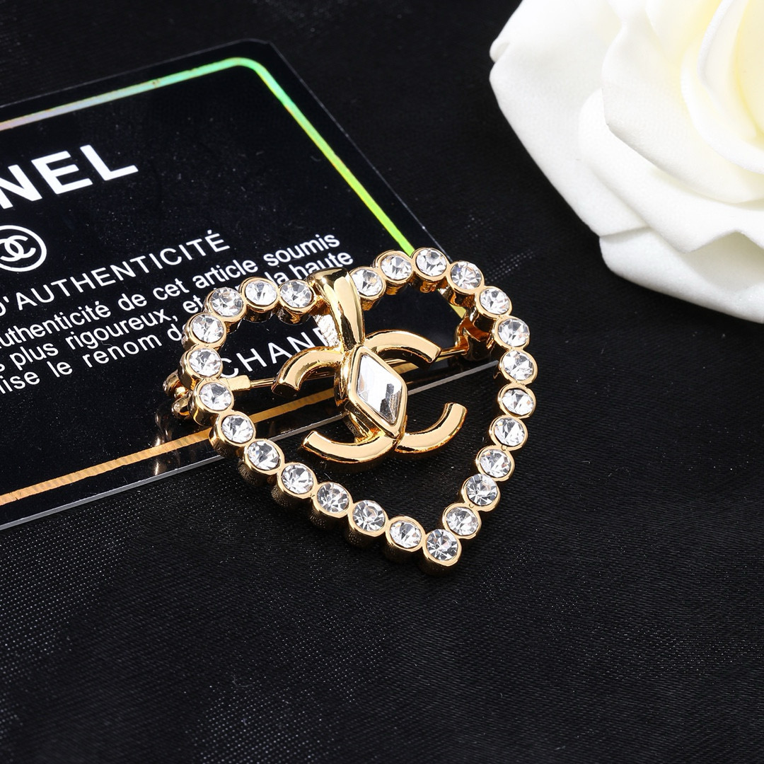 Chanel CHANEL 香奈儿新款胸针 每一个细节做工非常精细 这款设计非常美轮美奂 这款真的 美 仙 小姐姐