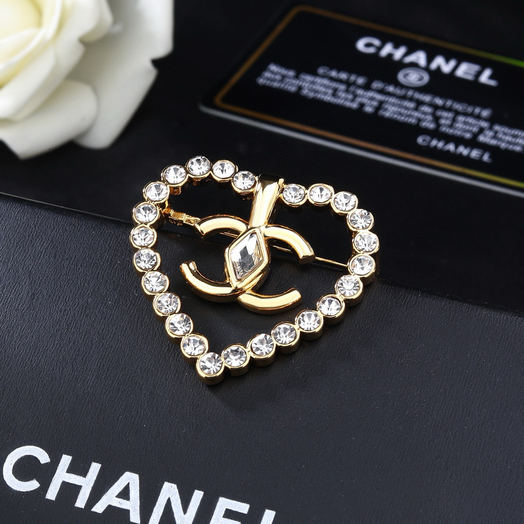 Chanel CHANEL 香奈儿新款胸针 每一个细节做工非常精细 这款设计非常美轮美奂 这款真的 美 仙 小姐姐