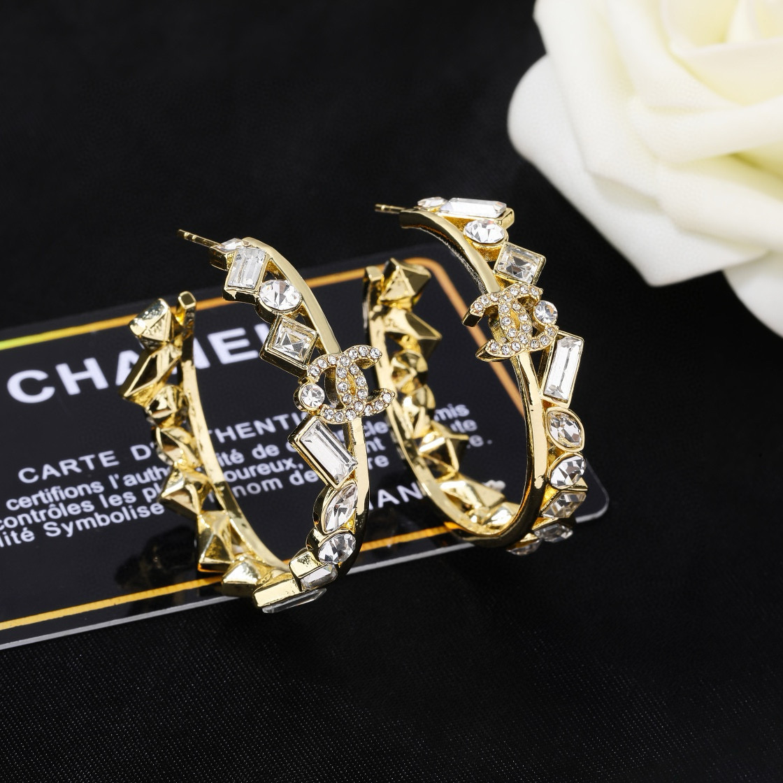 小香Chanel新款耳环   ✨每一个细节做工非常精细    这款设计非常美轮美奂 这款真的超级美超级仙