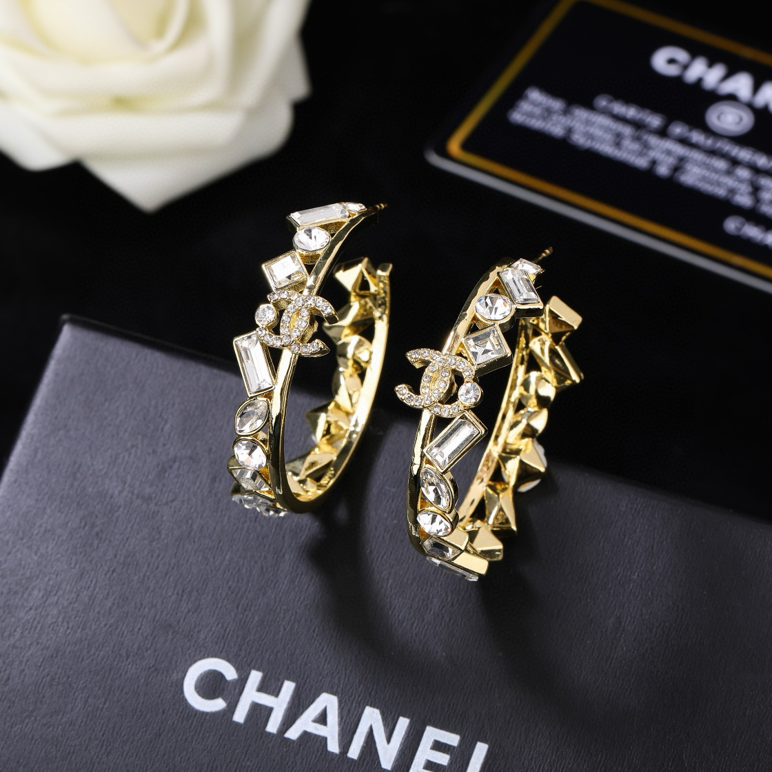 小香Chanel新款耳环   ✨每一个细节做工非常精细    这款设计非常美轮美奂 这款真的超级美超级仙