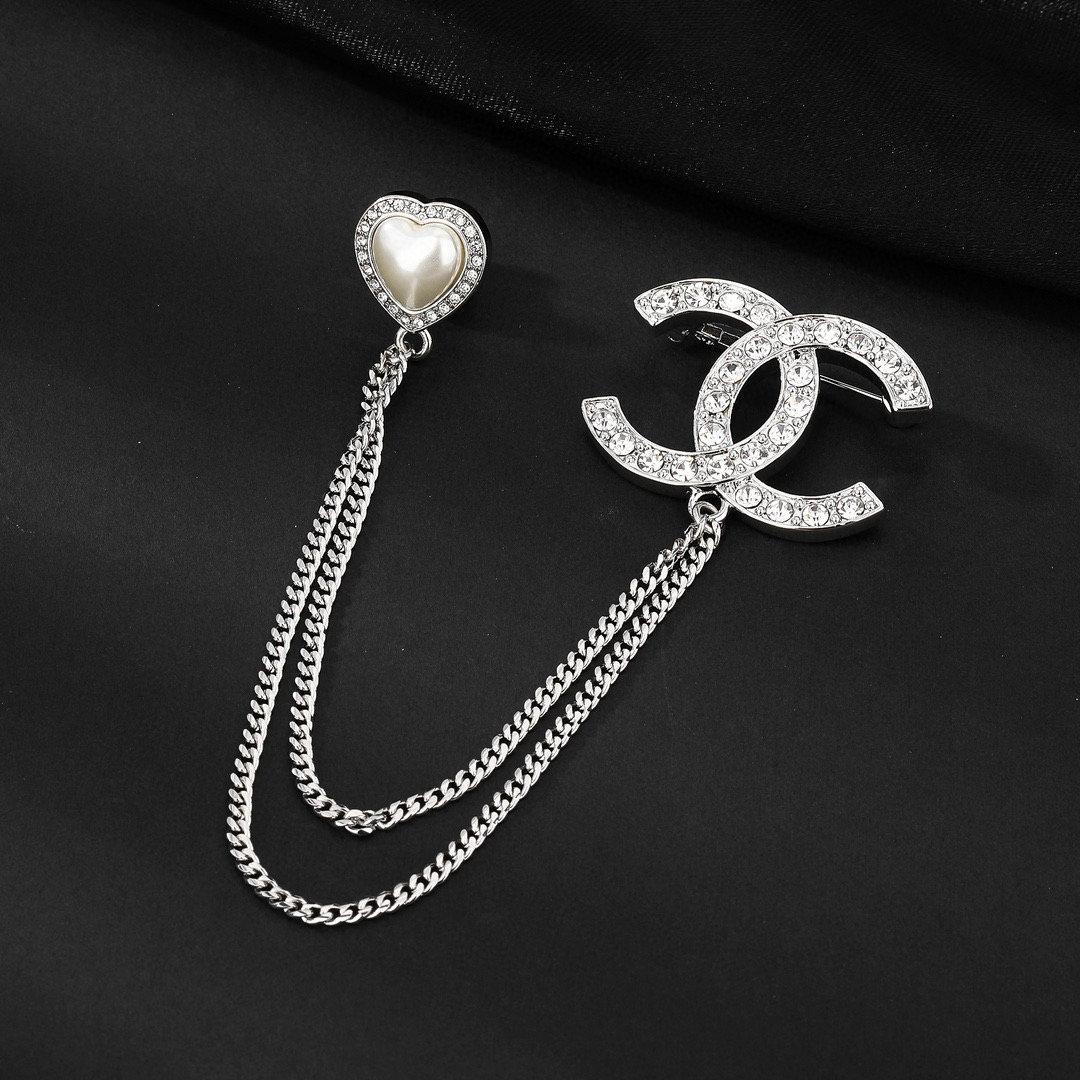 Chanel 小香Chanel新款胸针 每一个细节做工非常精细 这款设计非常美轮美奂 这款真的 美 仙 小姐姐