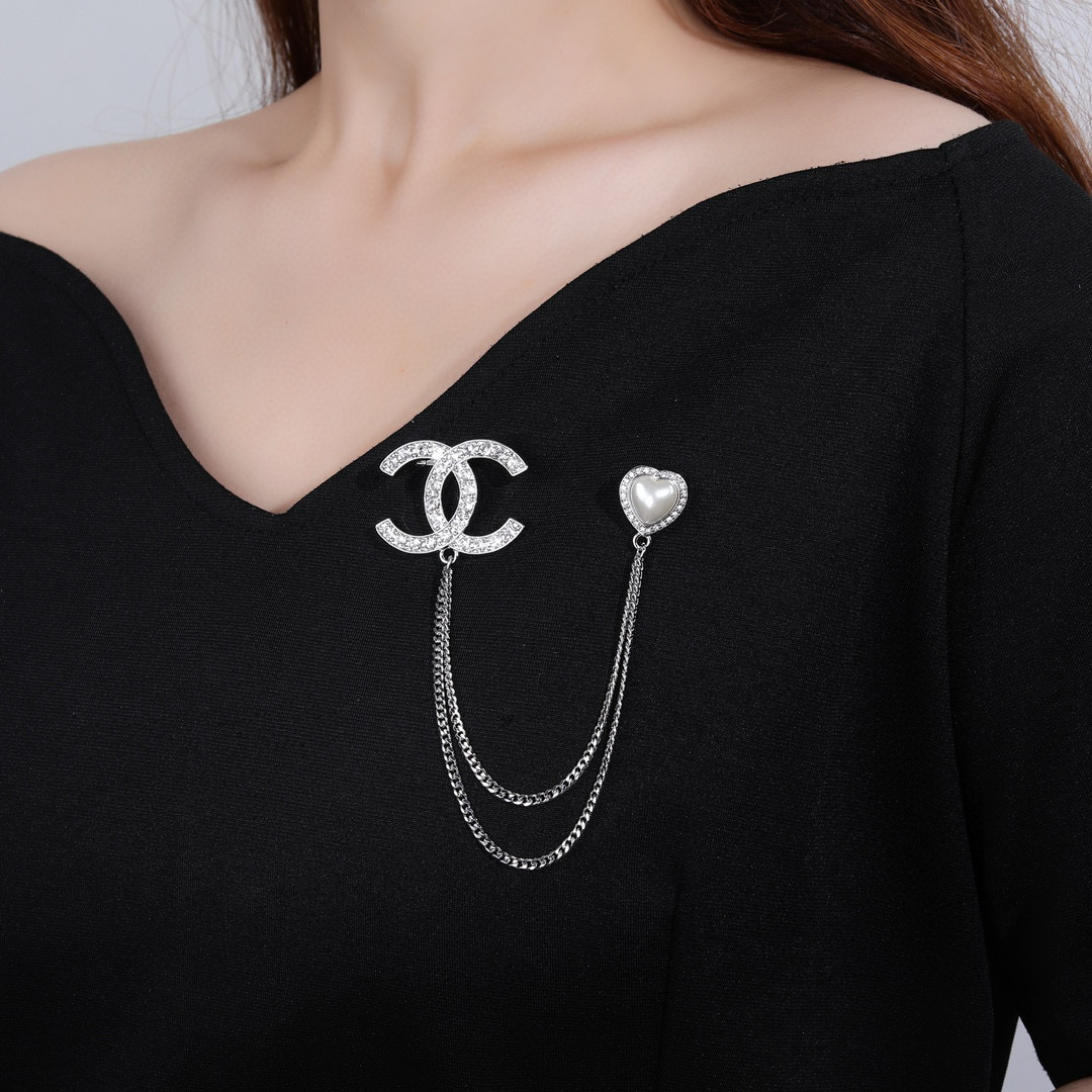 Chanel 小香Chanel新款胸针 每一个细节做工非常精细 这款设计非常美轮美奂 这款真的 美 仙 小姐姐