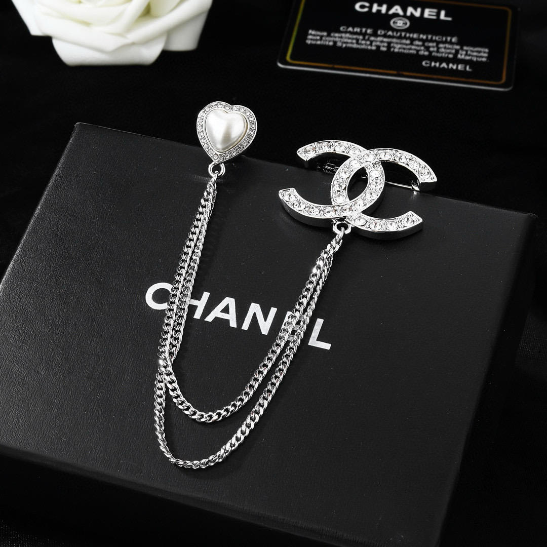 Chanel 小香Chanel新款胸针 每一个细节做工非常精细 这款设计非常美轮美奂 这款真的 美 仙 小姐姐
