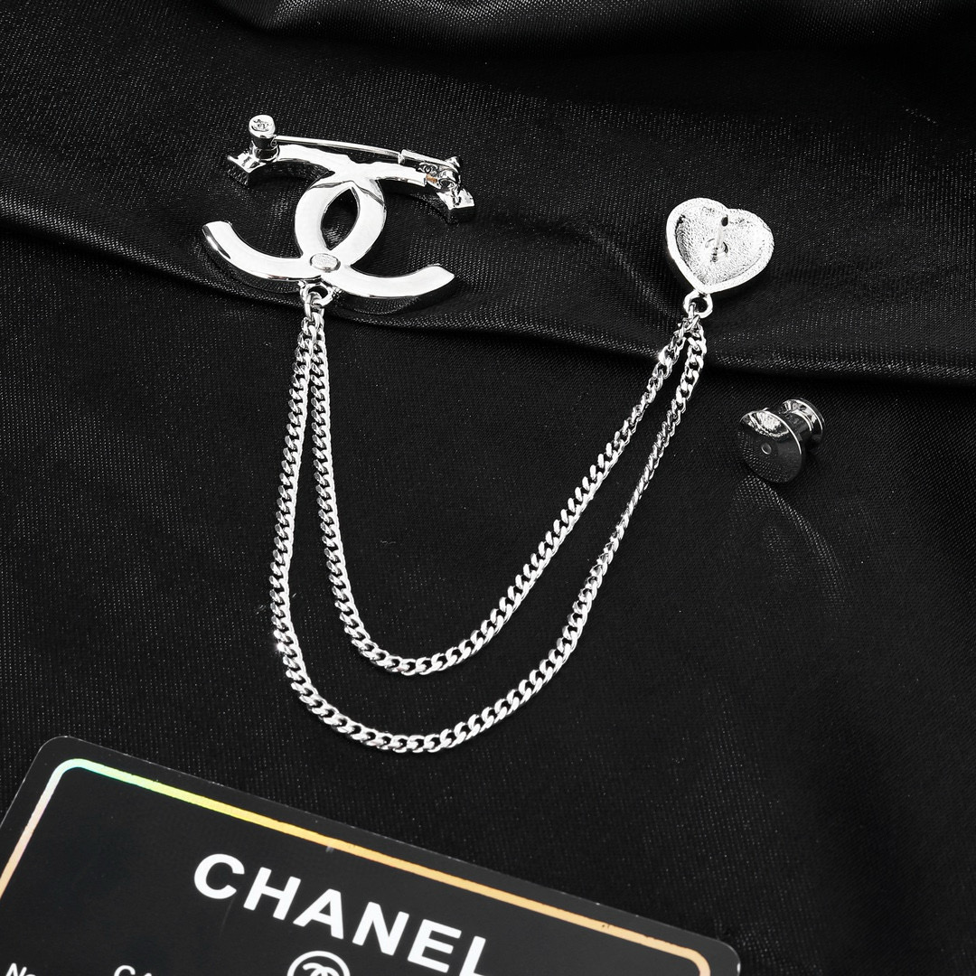 Chanel 小香Chanel新款胸针 每一个细节做工非常精细 这款设计非常美轮美奂 这款真的 美 仙 小姐姐