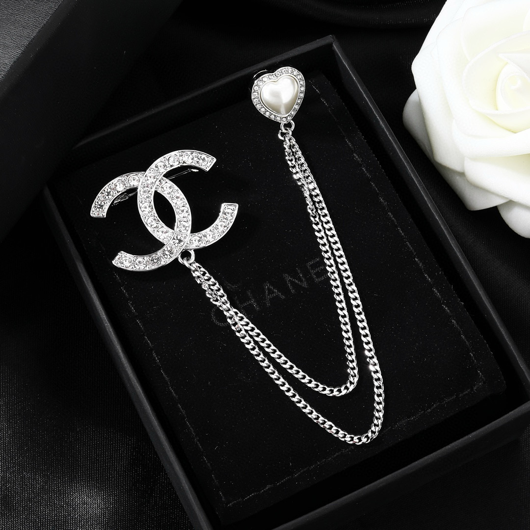 Chanel 小香Chanel新款胸针 每一个细节做工非常精细 这款设计非常美轮美奂 这款真的 美 仙 小姐姐