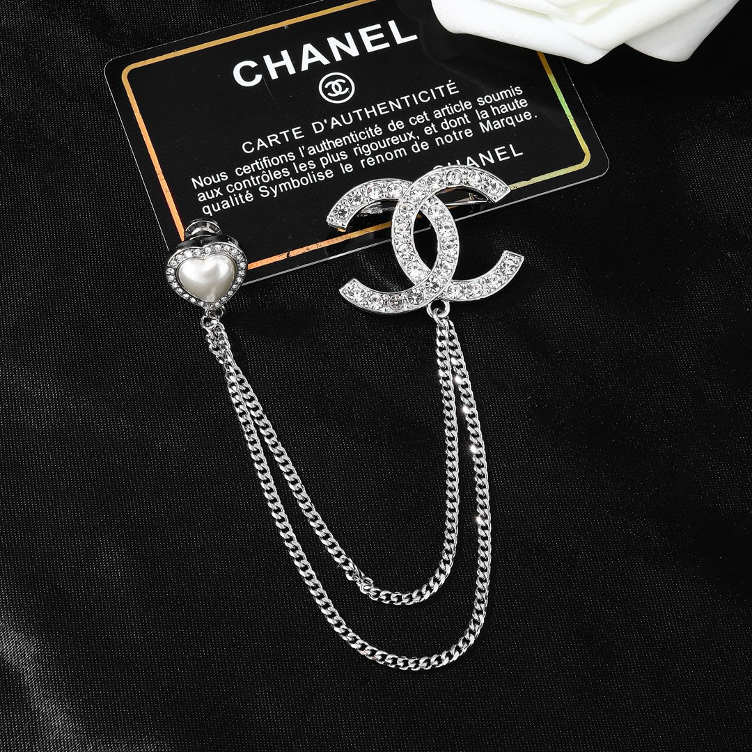 Chanel 小香Chanel新款胸针 每一个细节做工非常精细 这款设计非常美轮美奂 这款真的 美 仙 小姐姐