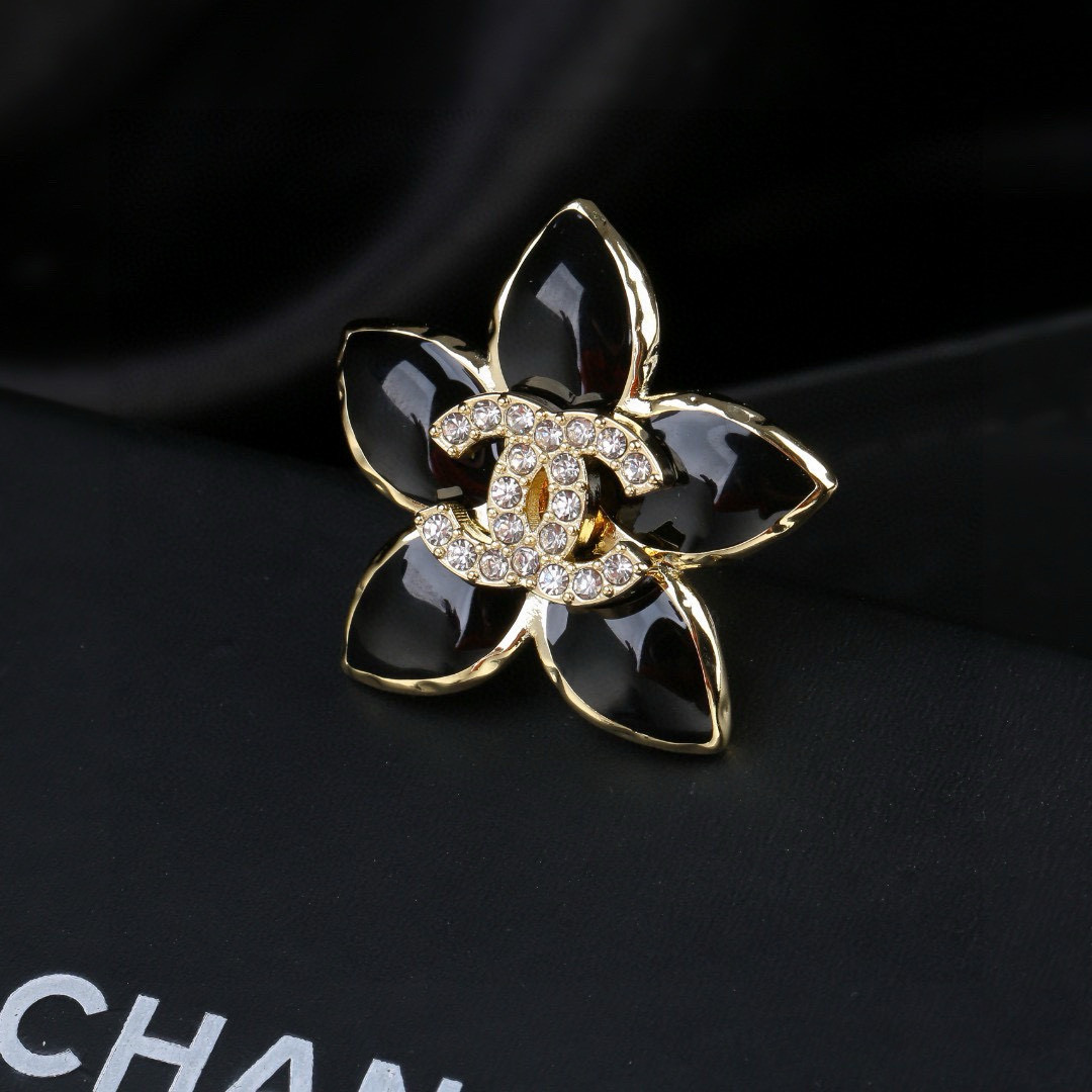Chanel 小香Chanel新款满钻花瓣 每一个细节做工非常精细 这款设计非常美轮美奂 这款真的 美 仙 小姐姐