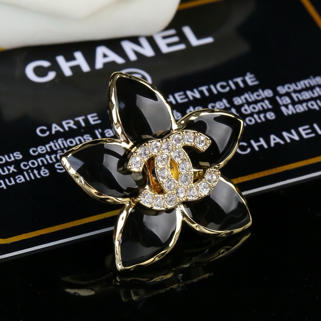 Chanel 小香Chanel新款满钻花瓣 每一个细节做工非常精细 这款设计非常美轮美奂 这款真的 美 仙 小姐姐