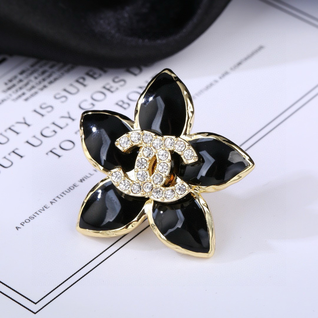 Chanel 小香Chanel新款满钻花瓣 每一个细节做工非常精细 这款设计非常美轮美奂 这款真的 美 仙 小姐姐