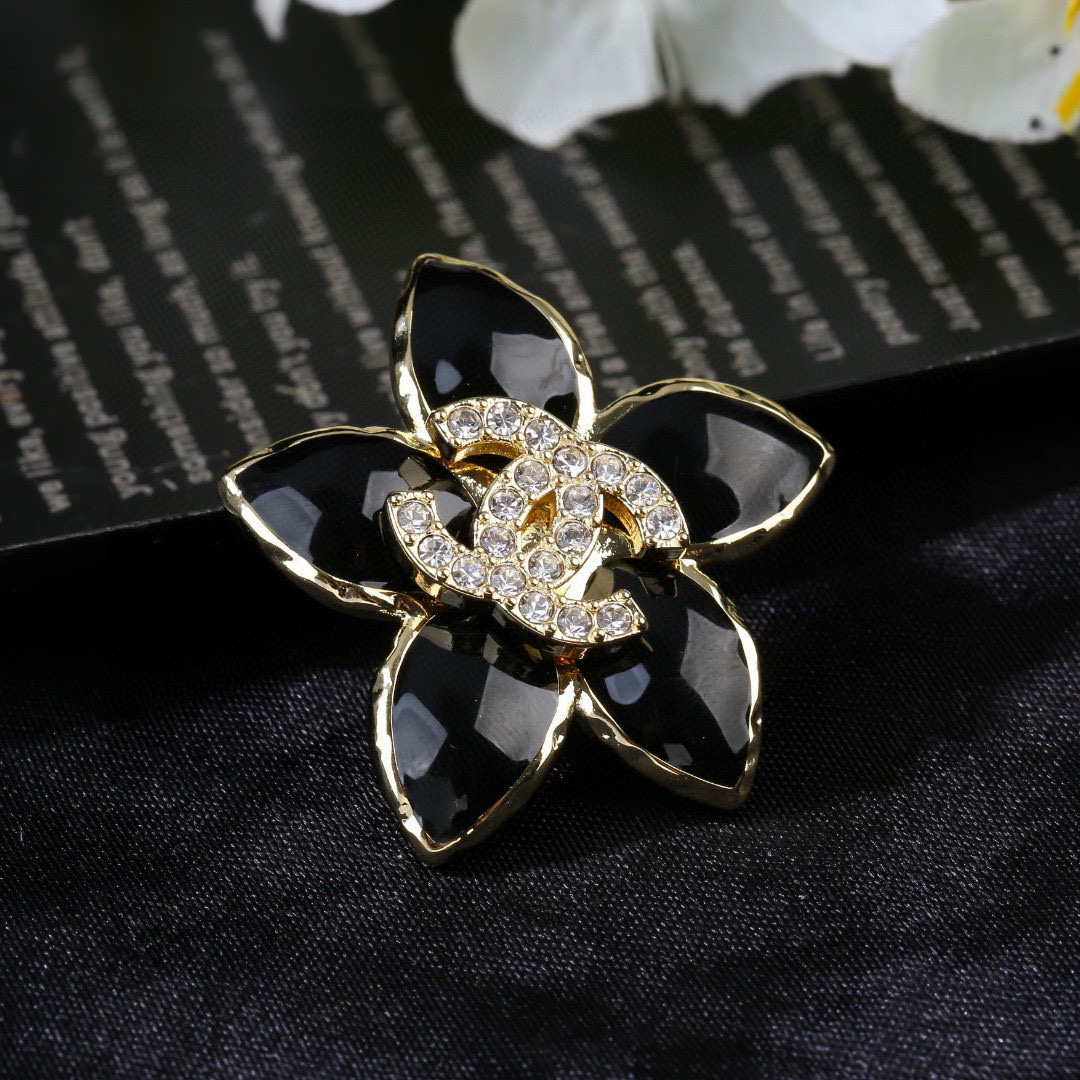 Chanel 小香Chanel新款满钻花瓣 每一个细节做工非常精细 这款设计非常美轮美奂 这款真的 美 仙 小姐姐