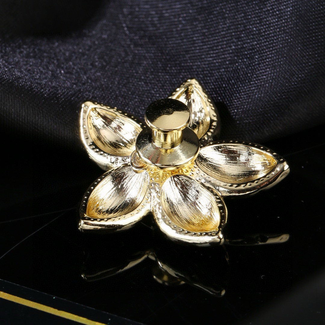 Chanel 小香Chanel新款满钻花瓣 每一个细节做工非常精细 这款设计非常美轮美奂 这款真的 美 仙 小姐姐