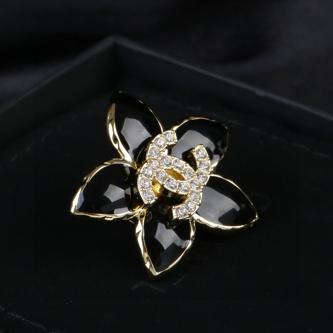 Chanel 小香Chanel新款满钻花瓣 每一个细节做工非常精细 这款设计非常美轮美奂 这款真的 美 仙 小姐姐