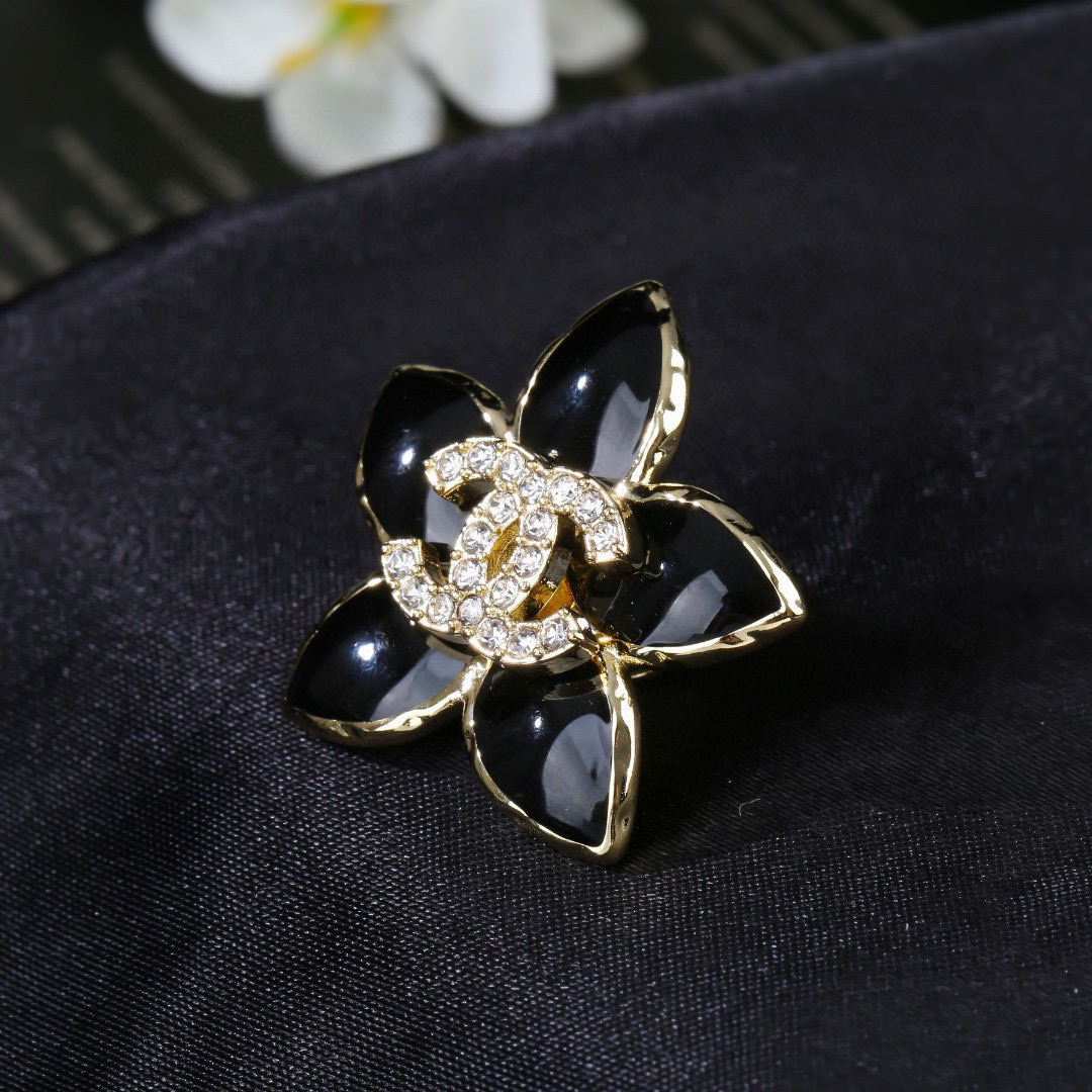Chanel 小香Chanel新款满钻花瓣 每一个细节做工非常精细 这款设计非常美轮美奂 这款真的 美 仙 小姐姐