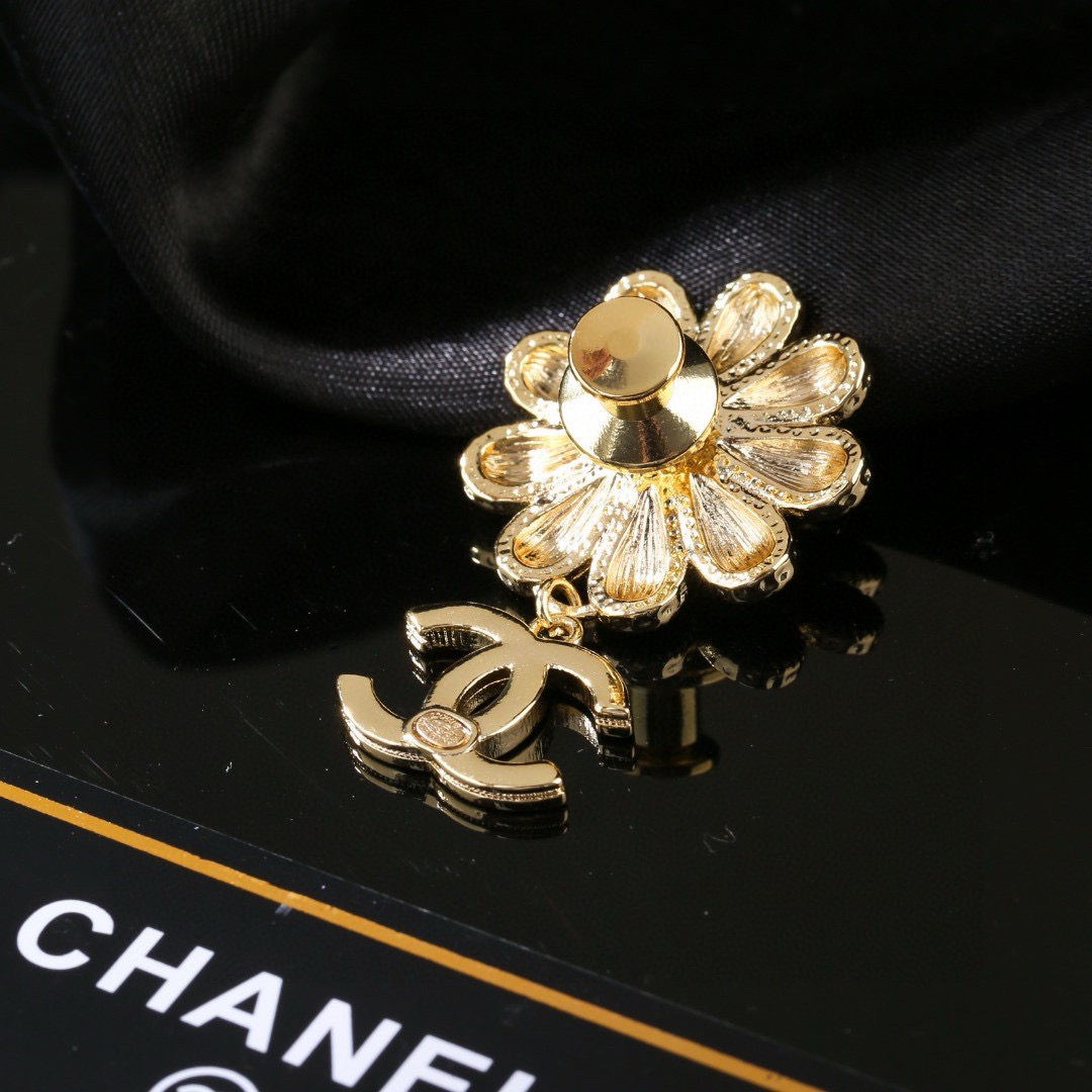 Chanel 小香 Chanel 秋冬系列 钻石 滴油 花朵 别有心机设计的一款 完美 元素添加