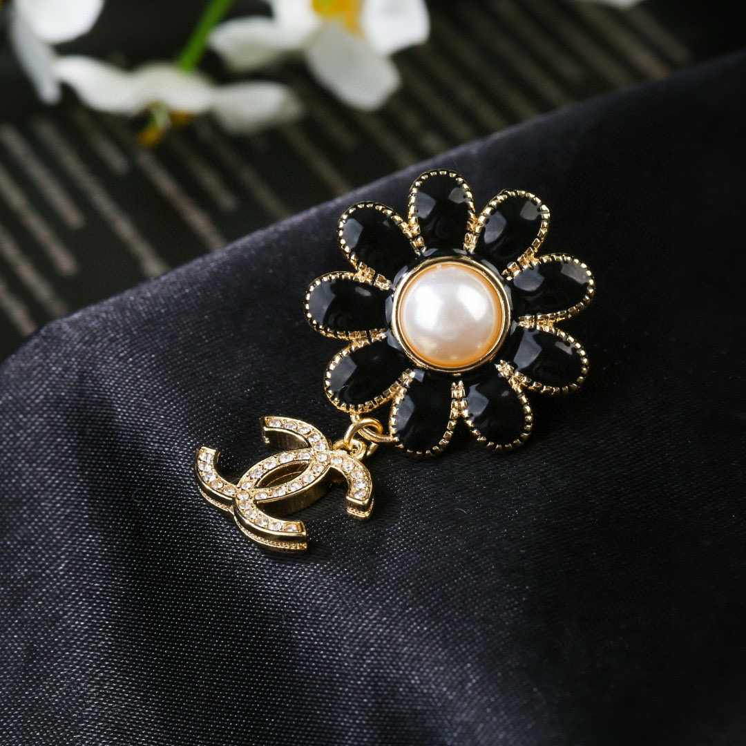 Chanel 小香 Chanel 秋冬系列 钻石 滴油 花朵 别有心机设计的一款 完美 元素添加