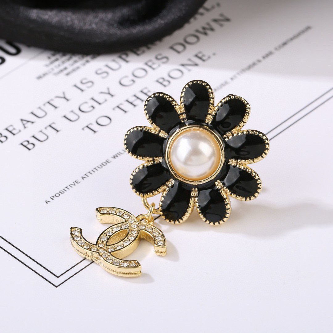 Chanel 小香 Chanel 秋冬系列 钻石 滴油 花朵 别有心机设计的一款 完美 元素添加