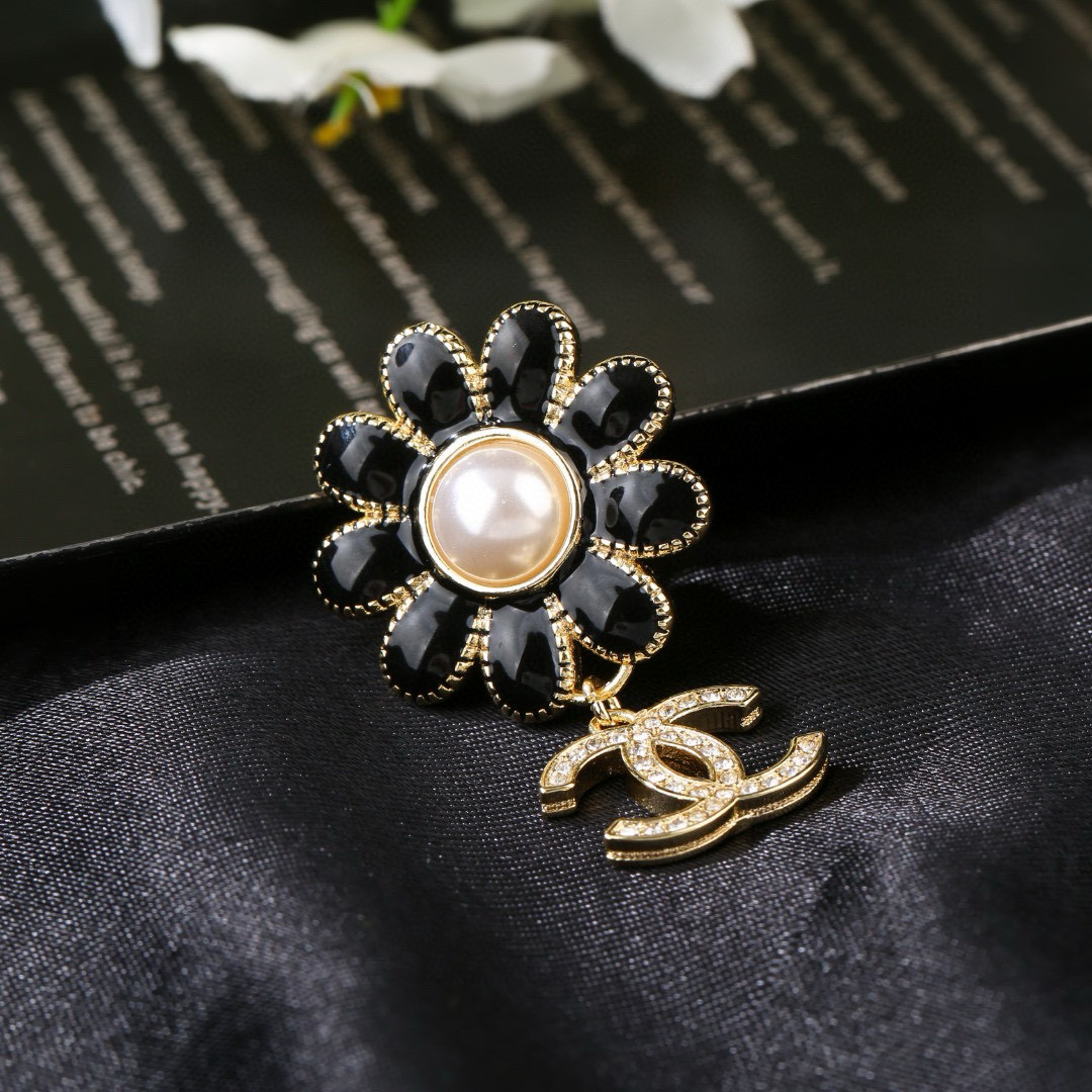 Chanel 小香 Chanel 秋冬系列 钻石 滴油 花朵 别有心机设计的一款 完美 元素添加