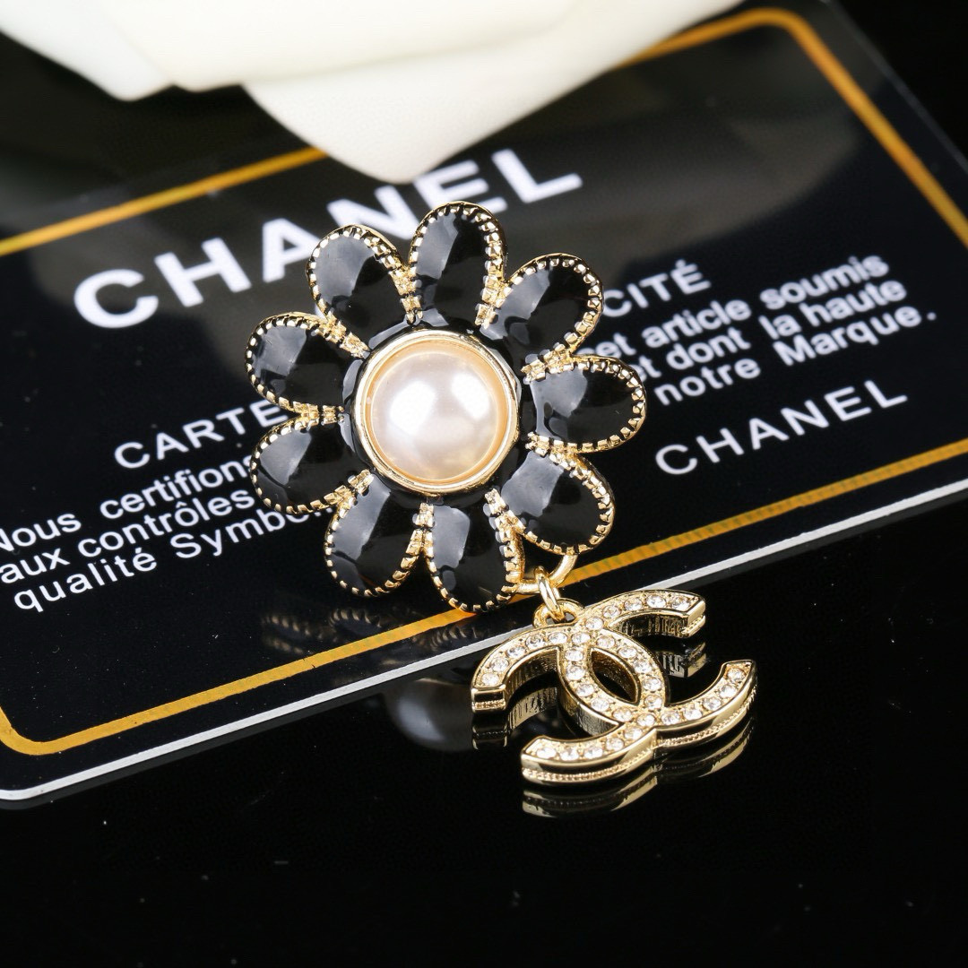 Chanel 小香 Chanel 秋冬系列 钻石 滴油 花朵 别有心机设计的一款 完美 元素添加