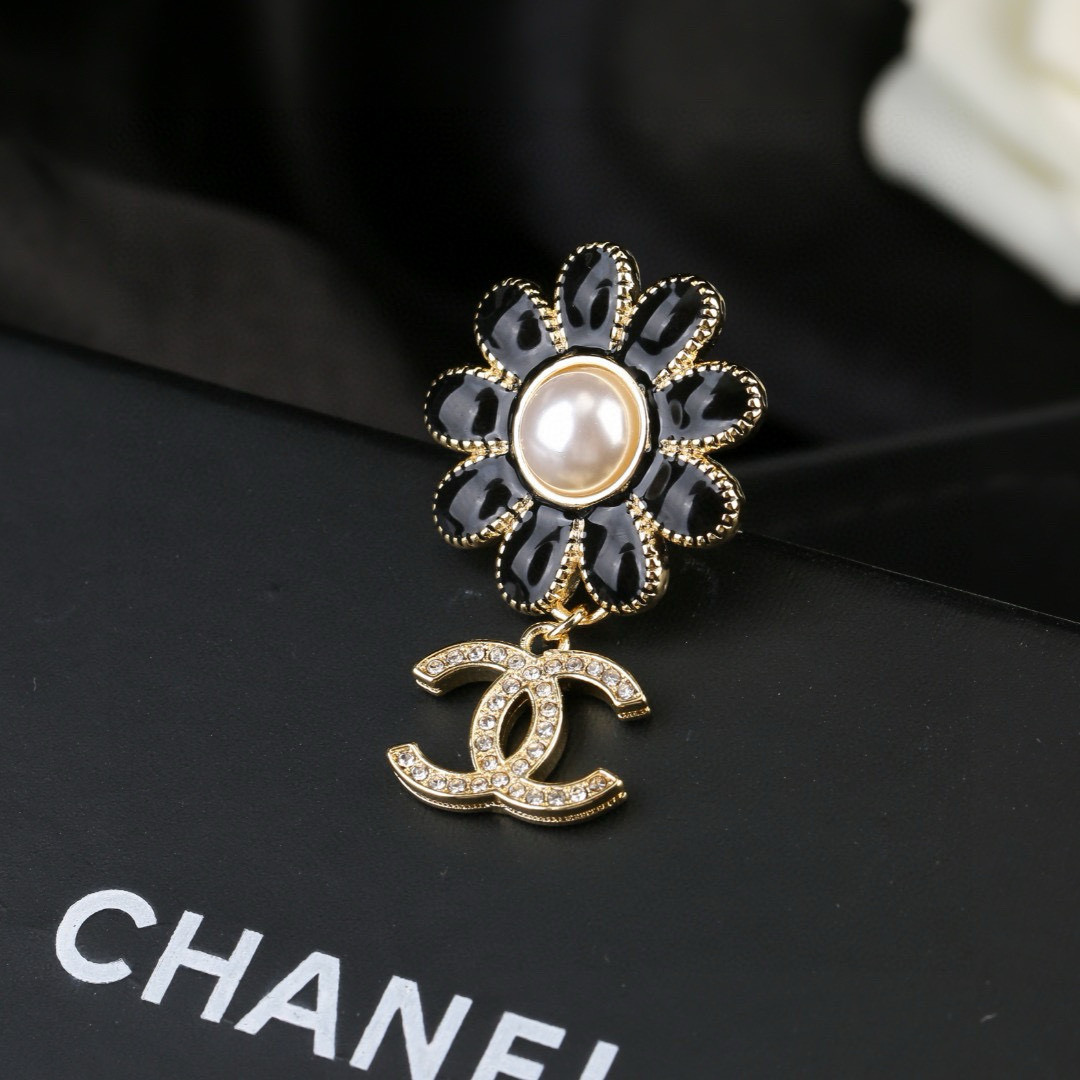 Chanel 小香 Chanel 秋冬系列 钻石 滴油 花朵 别有心机设计的一款 完美 元素添加