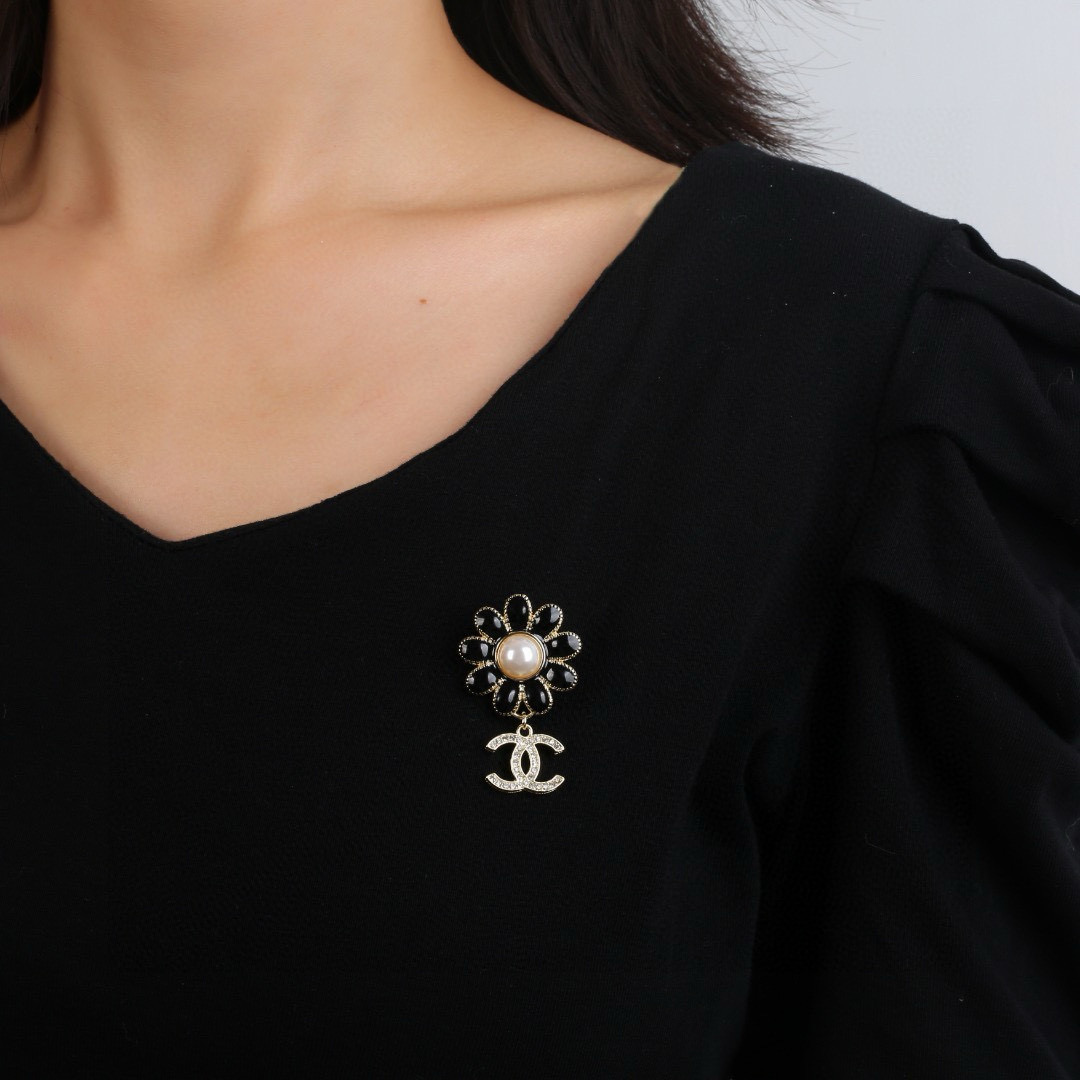 Chanel 小香 Chanel 秋冬系列 钻石 滴油 花朵 别有心机设计的一款 完美 元素添加