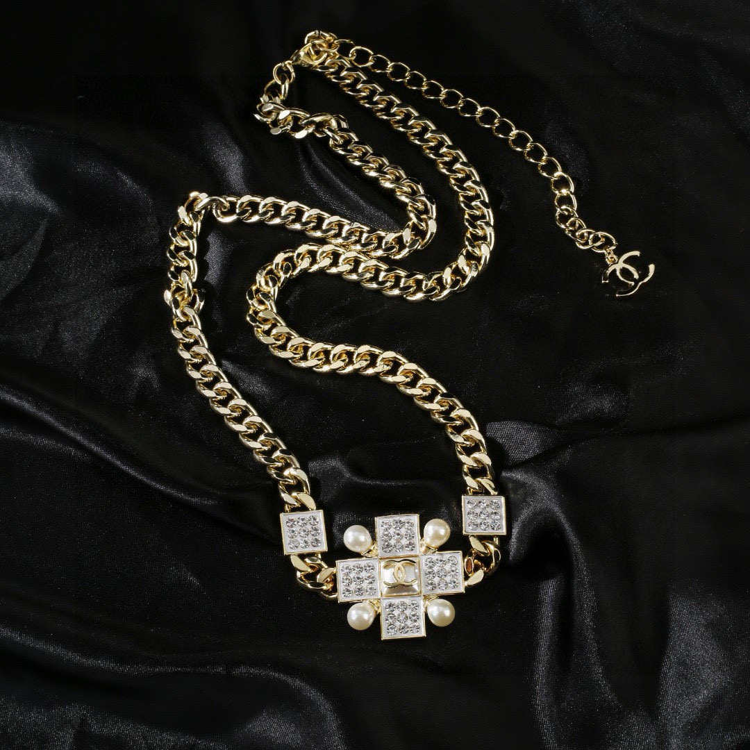 Chanel 小香Chanel新款腰链 每一个细节做工非常精细 这款设计非常美轮美奂 这款真的 美 仙 小姐姐
