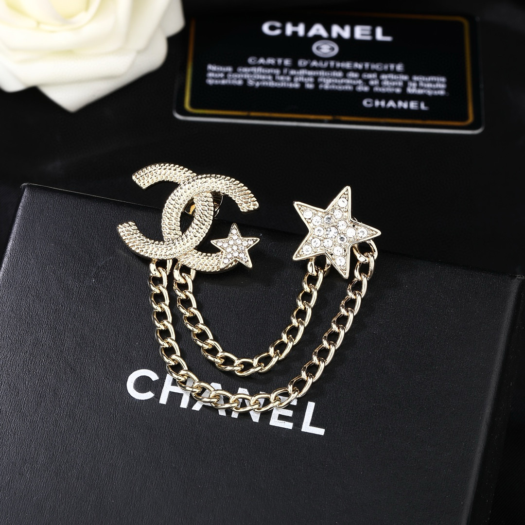 Chanel 小香Chanel新款胸针 每一个细节做工非常精细 这款设计非常美轮美奂 这款真的 美 仙 小姐姐